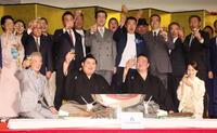 　乾杯する（前列左から）西岡德馬、大の里、二所ノ関親方（撮影・石井剣太郎）