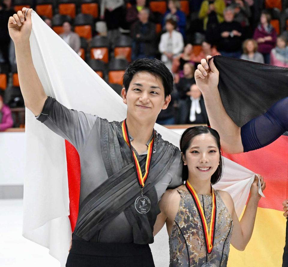 　ペアで２位となり、日の丸を手にする三浦璃来（右）、木原龍一組（共同）