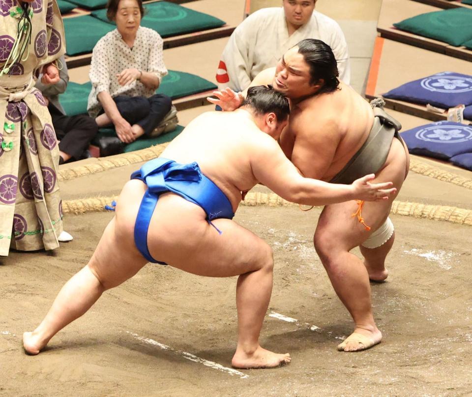 　旭海雄（左）と激しくぶつかる五島