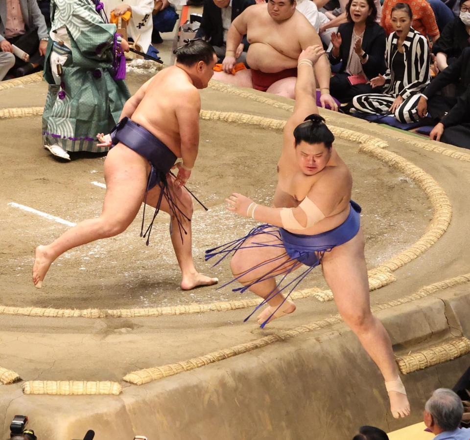 　豊昇龍（左）に押し出しで敗れた大の里