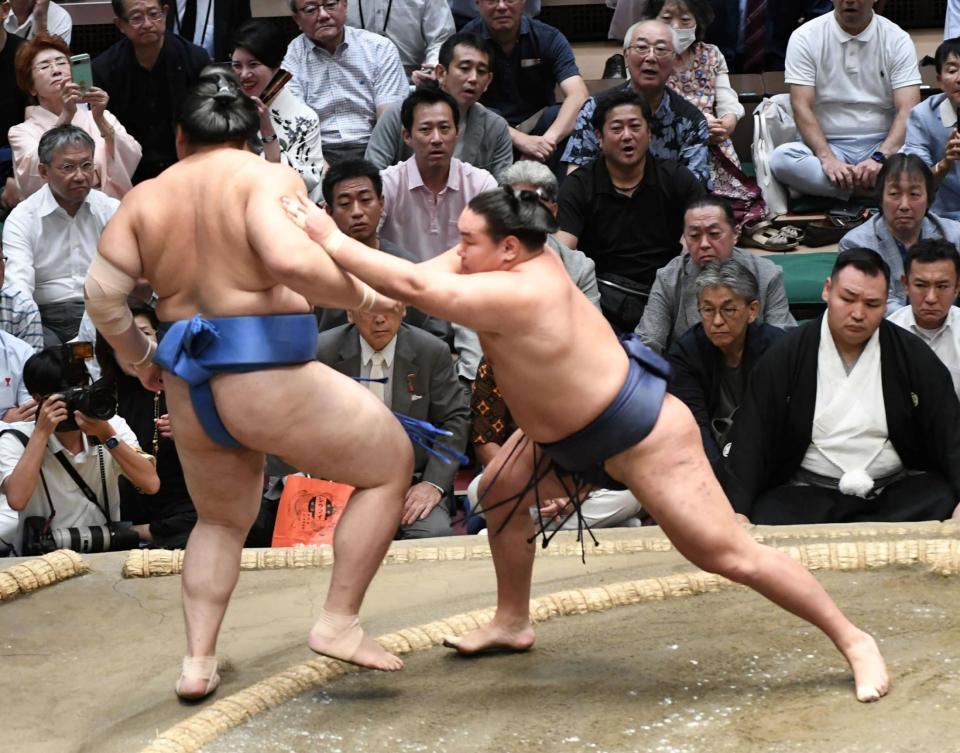 　本割で大の里（左）押し出しで破った豊昇龍（撮影・佐藤厚）