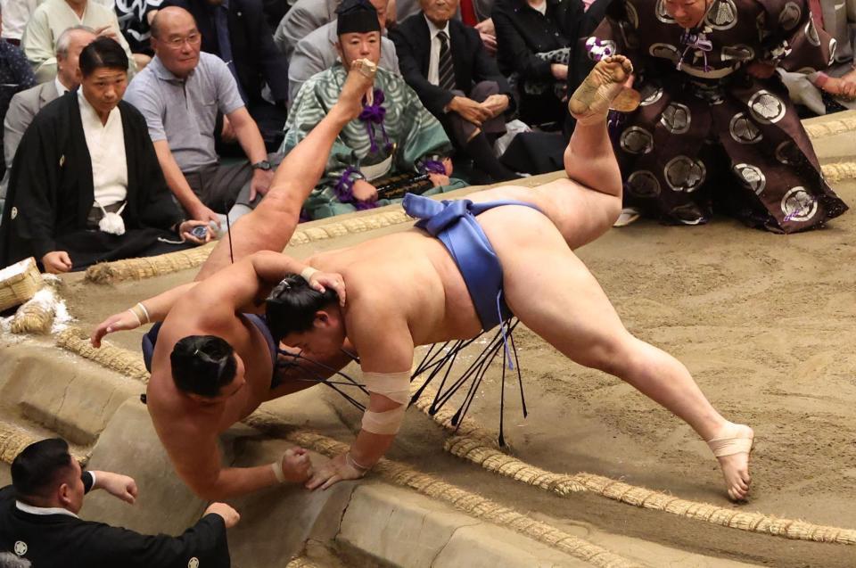 　豊昇龍（左）を寄り倒しで破り優勝した大の里
