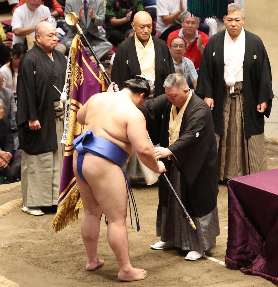 　優勝旗を授与される大の里