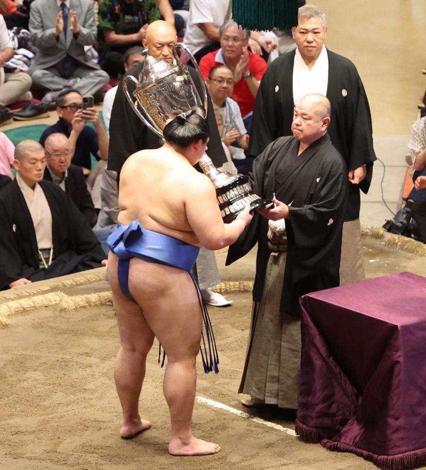 　八角理事長より賜杯を授与される大の里