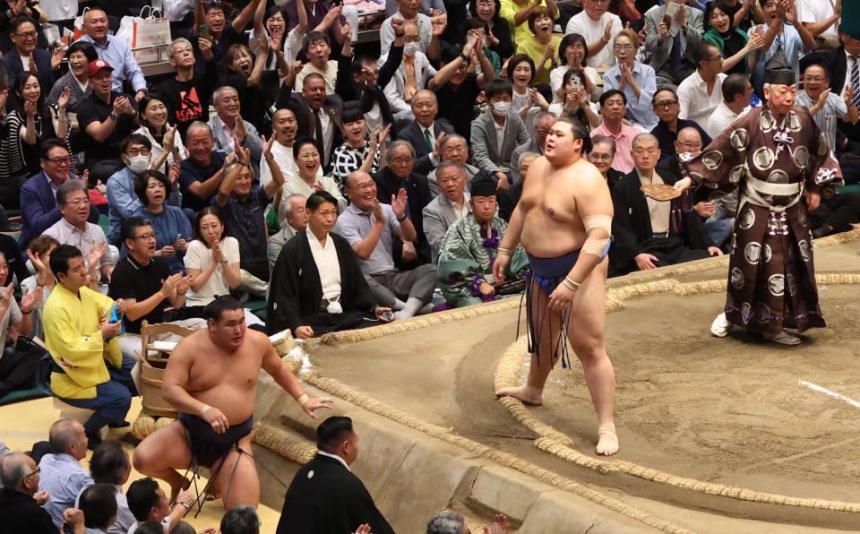 　豊昇龍（左）を寄り倒しで破り優勝した大の里