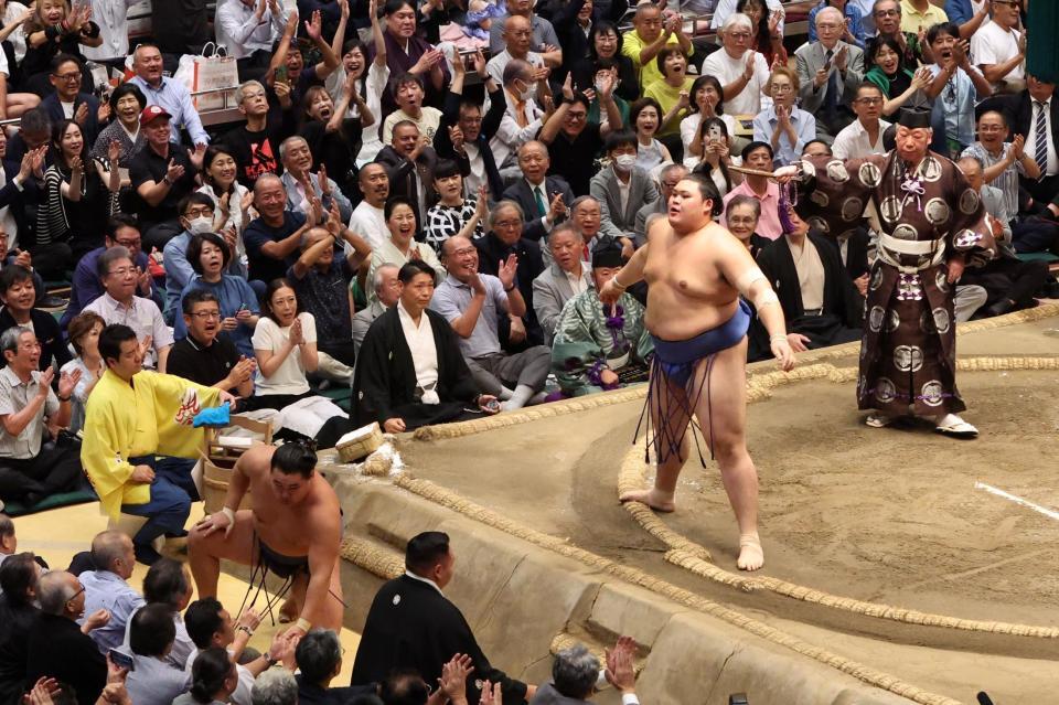 　豊昇龍（左）を寄り倒しで破り優勝した大の里