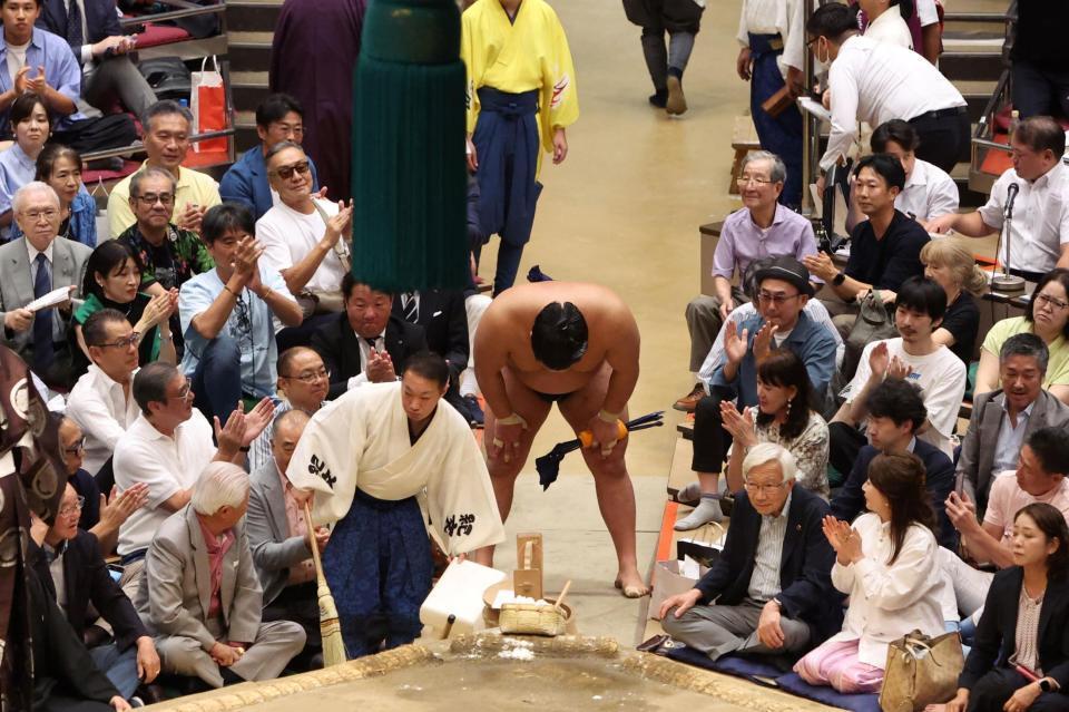 　決定戦で敗れガックリする豊昇龍