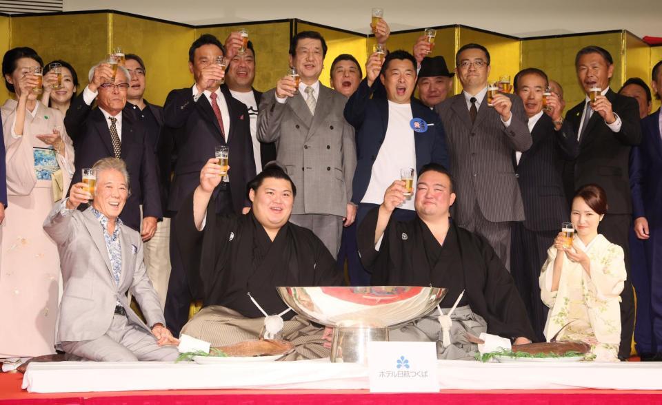 　乾杯する（前列左から）西岡德馬、大の里、二所ノ関親方（撮影・石井剣太郎）