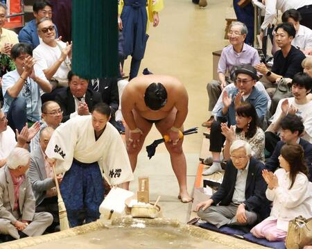 豊昇龍　無念Ｖ逸「う～ん」両手でバツ印、質問応じず　風呂場備品たたき悔しさあらわに　横綱同士の優勝決定戦は１６年ぶり