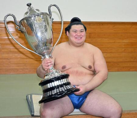 　賜杯を手に笑顔を見せる大の里（代表撮影）