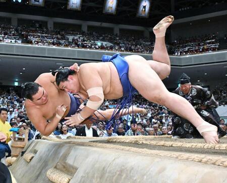 　優勝決定戦で豊昇龍（左）を寄り倒しで破る大の里（撮影・戸田泰雅）
