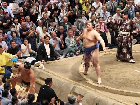 　優勝決定戦を制し、ほっとしたように両手を広げる大の里