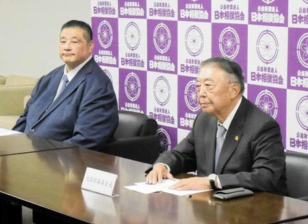 　横綱審議委員会の大島理森委員長（右）と佐渡ケ嶽広報部長