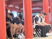 　シーズン優勝を願うＢ２神戸。左から 八村阿蓮、谷直樹、（中央の柱を挟んで）渋谷社長と川辺ＨＣ