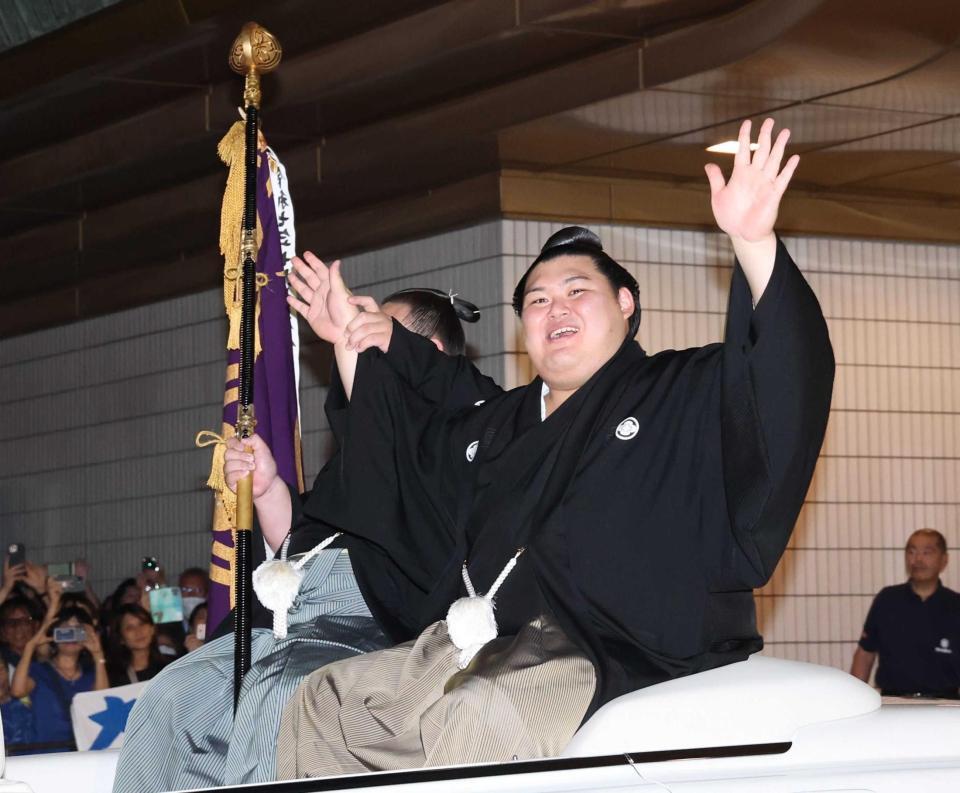 　ファンに手を振りながらパレードを出発する大の里