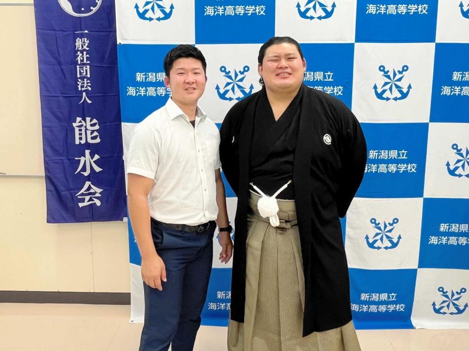　海洋高で行われた化粧まわし贈呈式での大の里（右）と寺尾拓真さん（提供写真）