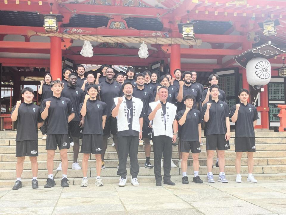 　必勝祈願を行ったＢ２神戸。前列左から１人目は寺園主将