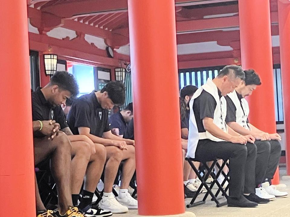 　シーズン優勝を願うＢ２神戸。左から 八村阿蓮、谷直樹、（中央の柱を挟んで）渋谷社長と川辺ＨＣ