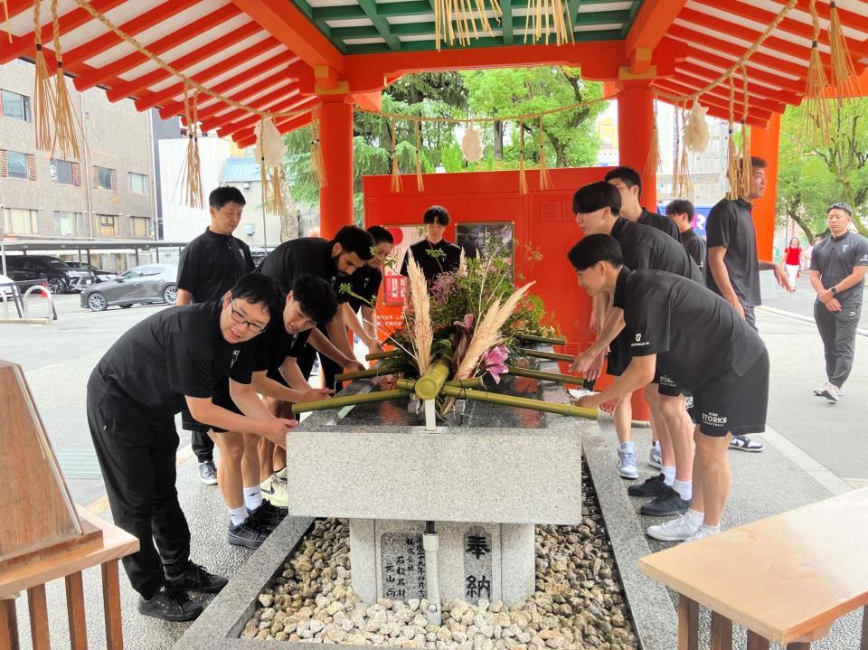 　祈願を行う前に手を清める選手、スタッフら