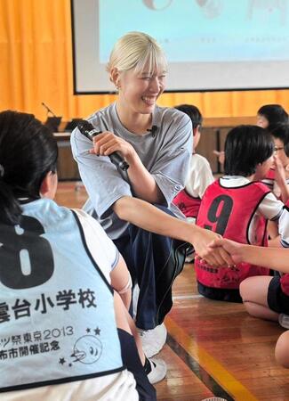 　イベントに出演し児童と握手する江村美咲
