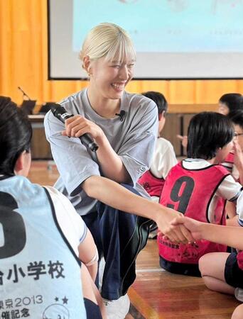 フェンシング女子サーブル江村美咲「笑顔に力をもらった」　小学校で「Ｚｏｆｆ」イベント参加、児童と交流