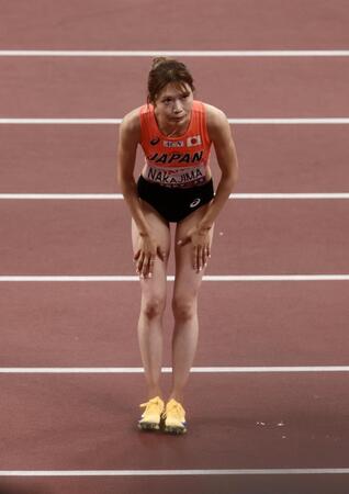 女子１００メートル障害準決勝で敗れた中島ひとみは客席に一礼する＝９月１５日