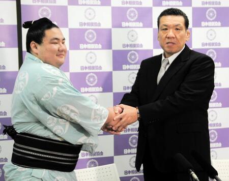 　新十両を決めた日向丸と師匠の木瀬親方