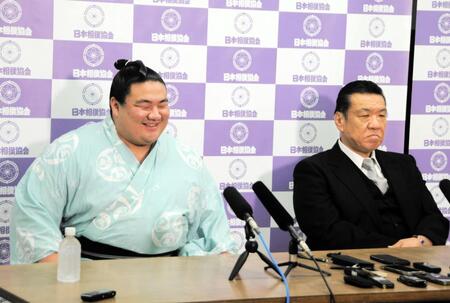 　会見に臨む日向丸と師匠の木瀬親方