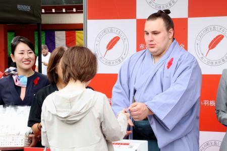 小結安青錦「すごくいい経験」 赤い羽根募金運動に参加