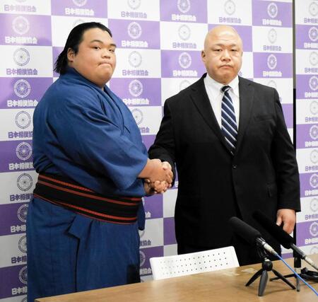 　新十両会見を行った藤凌駕と藤島親方