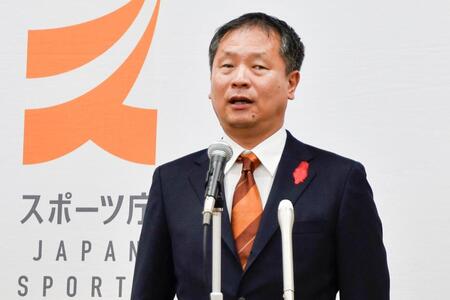 　就任記者会見で抱負を語るスポーツ庁の河合純一長官