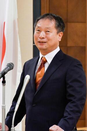 　職員に訓示するスポーツ庁の河合純一長官