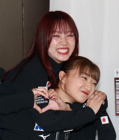 　ハートのポーズを決める樋口新葉（上）と坂本花織（撮影・佐々木彰尚）