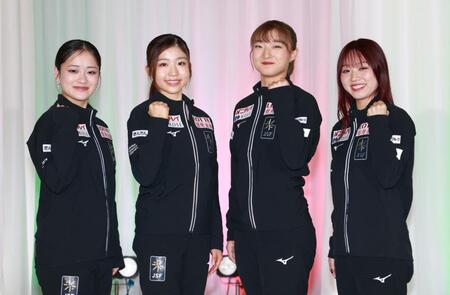 　こぶしを握る（左から）渡辺倫果、千葉百音、坂本花織、樋口新葉（撮影・佐々木彰尚）