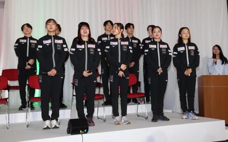 　記者会見に出席した（前列左から）坂本花織、樋口新葉、千葉百音、渡辺倫果、島田麻央ら（撮影・佐々木彰尚）