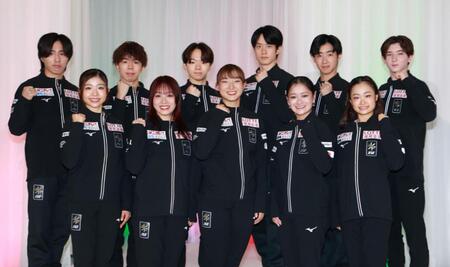 　こぶしを握る（前列左から）千葉百音、樋口新葉、坂本花織、渡辺倫果、島田麻央、（後列同）三浦佳生、佐藤駿、鍵山優真、山本草太、壷井達也、中田璃士（撮影・佐々木彰尚）