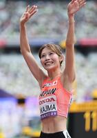 女子１００メートル障害予選　レースを終え笑顔の中島ひとみ＝９月１４日
