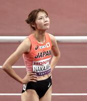 女子１００メートル障害準決勝、レースを終え、ビジョンを見つめる中島ひとみ＝９月１５日