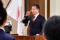 　職員に訓示するスポーツ庁の河合純一長官