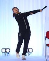 　バットスイングをして登場した坂本花織（撮影・佐々木彰尚）