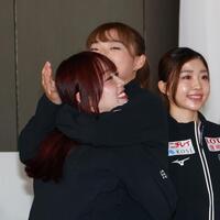 　抱き合う樋口新葉（左）と坂本花織（撮影・佐々木彰尚）