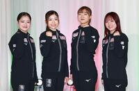 　こぶしを握る（左から）渡辺倫果、千葉百音、坂本花織、樋口新葉（撮影・佐々木彰尚）