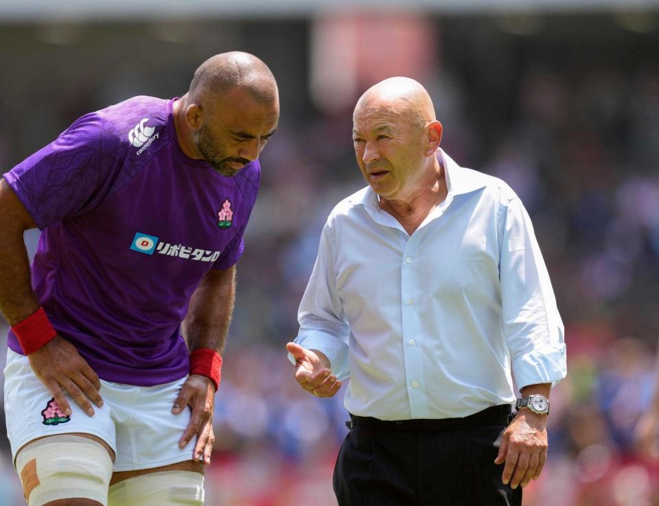 　７月のウェールズとのテストマッチ前、リーチ（左）と話すジョーンズＨＣ