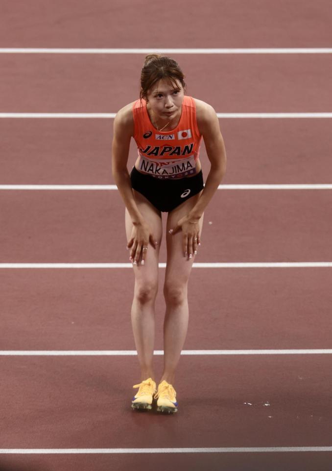 女子１００メートル障害準決勝で敗れた中島ひとみは客席に一礼する＝９月１５日