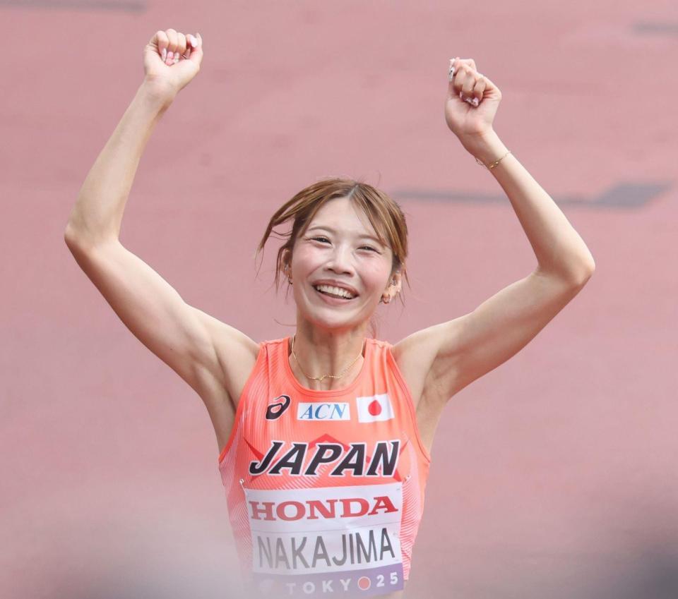 　女子１００メートル障害で準決勝進出を決め喜ぶ中島ひとみ＝９月１４日
