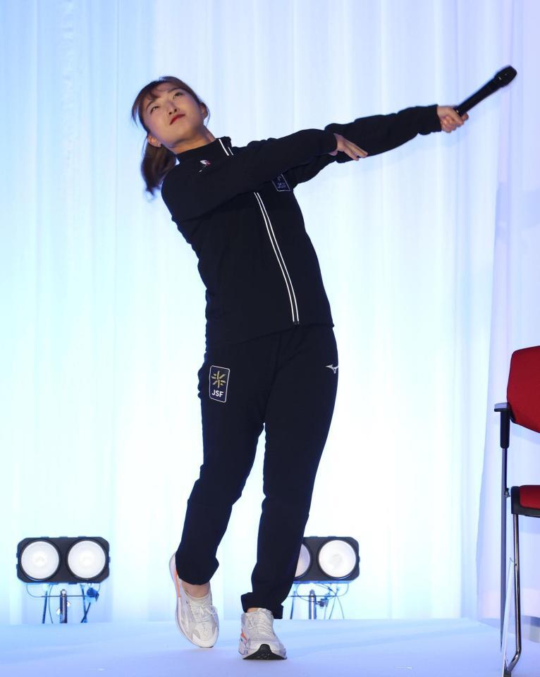 　バットスイングをして登場した坂本花織（撮影・佐々木彰尚）