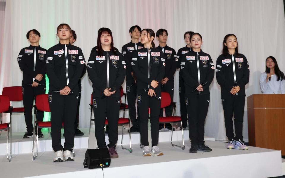 　記者会見に出席した（前列左から）坂本花織、樋口新葉、千葉百音、渡辺倫果、島田麻央ら（撮影・佐々木彰尚）