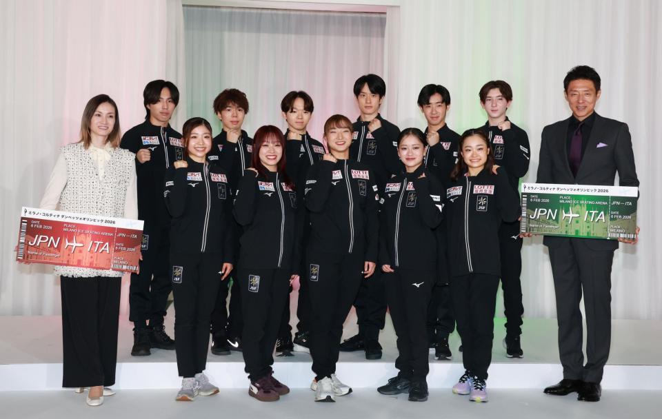 　会見に出席した（前列左から）荒川静香氏、千葉百音、樋口新葉、坂本花織、渡辺倫果、島田麻央、松岡修造、（後列同）三浦佳生、佐藤駿、鍵山優真、山本草太、壷井達也、中田璃士（撮影・佐々木彰尚）