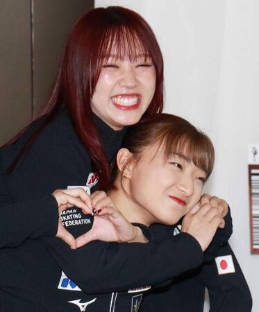 　会見で樋口新葉（上）とじゃれ合う坂本花織（撮影・佐々木彰尚）