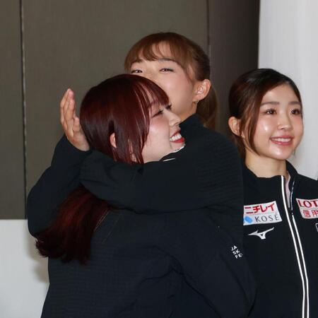 　抱き合う樋口新葉（左）と坂本花織（撮影・佐々木彰尚）